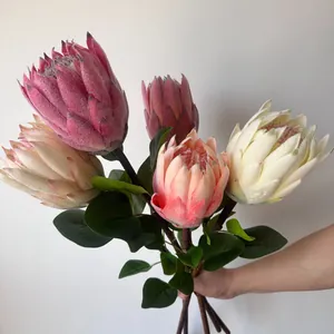 Vista detallada de un ramo de flores artificiales King Protea flocado en rosa y crema