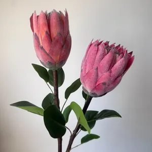 Primer plano detallado de la flor de protea artificial flocada rosa con textura