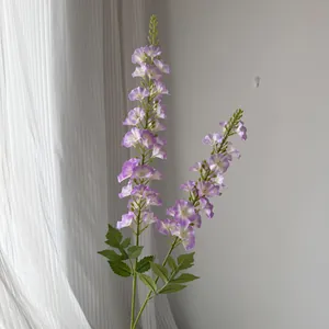 Vue détaillée d'une branche de delphinium artificiel violet et blanc pour décor