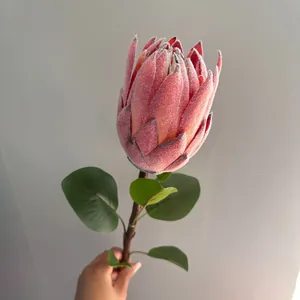 Vista detallada de primer plano de una flor de Protea Real artificial flocada rosa
