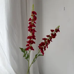 Détail de delphinium artificiel rouge foncé à deux tiges pour décor de mariage