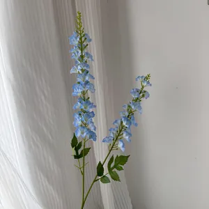 Vue détaillée de fleurs de delphinium artificielles bleues pour décor de jardin Monet