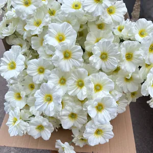 Nahaufnahme weißer Seiden-Schmetterlingsblumen mit gelber Mitte für Hochzeitsdeko