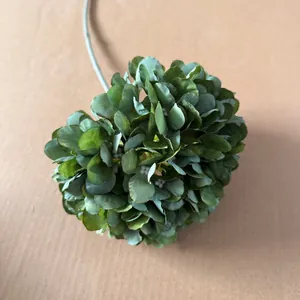 Detailansicht der grünen Blütenblätter einer künstlichen Hortensie mit weißen Staubfäden