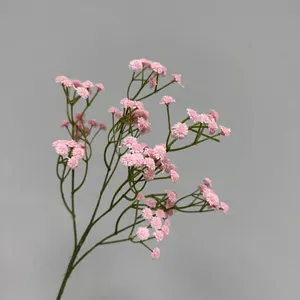 Primer plano de flores de paniculata artificiales rosas con tallos de goma suaves.