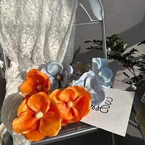 Nahaufnahme von orangefarbenen und blauen Seidenmagnolien für eine elegante Dekoration