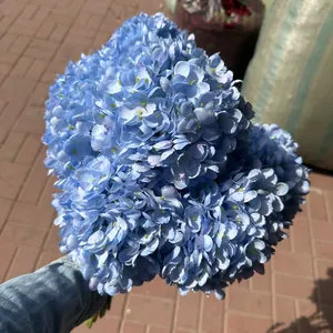 Nahaufnahme einer blauen künstlichen Hortensie mit dichten Blütenblättern