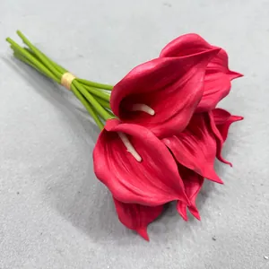 Detailansicht eines realistischen roten EVA-Calla-Lilien-Blumenstraußes für die Hochzeitsdeko