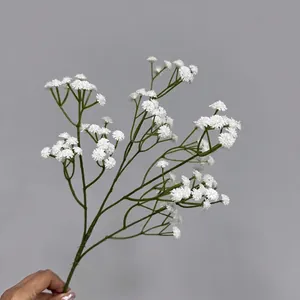 Detalle de flor de aliento de bebé artificial blanca con textura suave para bodas