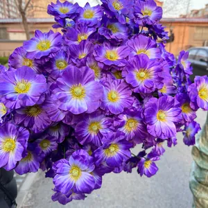 Detailansicht der leuchtend lila 6-Kopf-Schmetterlingsseidenblumen für Hochzeitsdeko