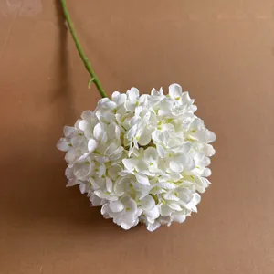 Detailansicht einer großen weißen künstlichen Hortensie mit weichen Seidenblüten