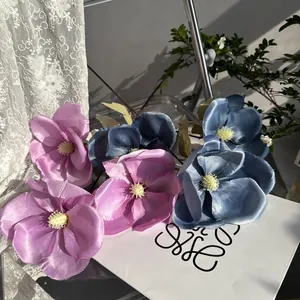 Detailansicht von 3-köpfigen künstlichen Seidenmagnolien in Lila- und Blautönen