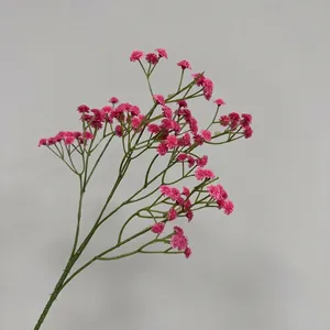 Detalle de flores de paniculata artificiales rosa para decoración del hogar.