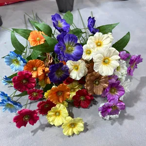 Detaillierte Nahaufnahme bunter künstlicher Schmetterlingsblumen mit 6 Köpfen aus Seide