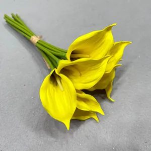Detailansicht eines lebendigen gelben EVA Calla Lilienstraußes für die Wohndeko