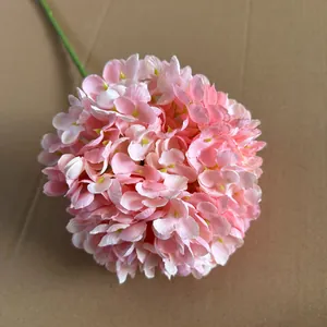 Makroansicht der Details eines großen rosa künstlichen Hortensienblütenkopfs am Stiel