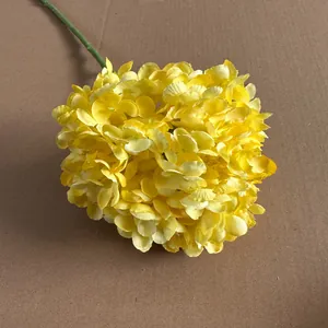 Makrodetail einer großen gelben künstlichen Hortensienblume für die Inneneinrichtung