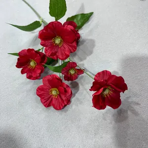 Detailansicht von 6-köpfigen künstlichen roten Seidenblumen für Hochzeitsdekorationen
