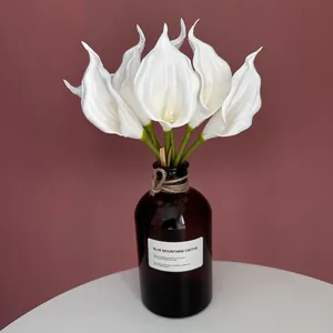 Elegant weißer EVA-Calla-Lilienstrauß in brauner Glasvase für Heim- und Hochzeitsdeko