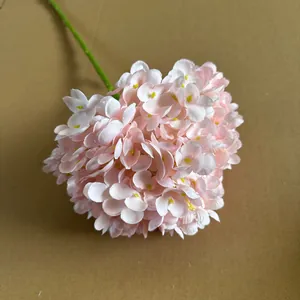 Detailansicht der künstlichen rosa Hortensie mit dichtem, mehrblättrigem Blütenkopf-Design