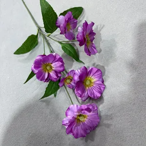 Nahaufnahme von violetten künstlichen Schmetterlingsblumen mit realistischen Seidenblättern