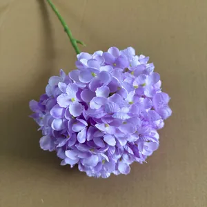 Detailansicht einer lila künstlichen Hortensie mit vielblättrigem Lollipop-Blütenkopf