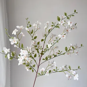 Gros plan d'une fleur de Murraya paniculata en soie blanche pour décor de mariage.