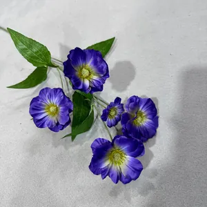 Detailansicht der 6-köpfigen lila Seiden-Schmetterlingsblumen mit Texturdetails