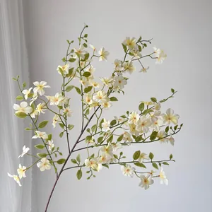 Détail d'une longue branche de jasmin orange artificiel pour la décoration de mariage.