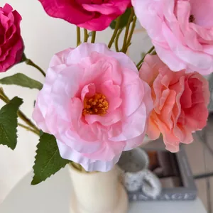 Primer plano detallado de los pétalos de flores de Lisianthus artificiales rosa.