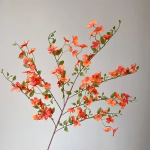 Vue détaillée d'une branche de fleur artificielle orange pour décor de mariage