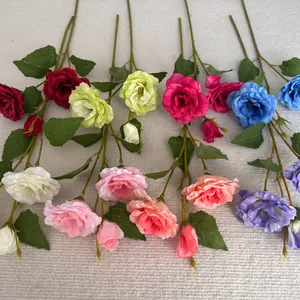 Surtido de flores de Lisianthus artificiales de 3 cabezas sobre tela gris texturizada.