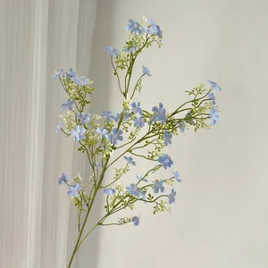 Detailansicht zarter blauer künstlicher Schleierkrautblumen für die Inneneinrichtung