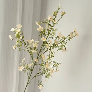 Nahaufnahme von zarten künstlichen cremefarbenen Jasminblüten für die Wohndekoration.