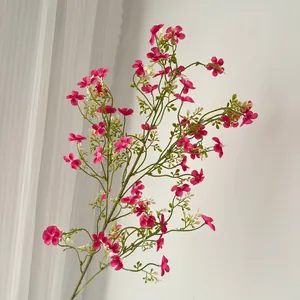 Detaillierte Nahaufnahme von künstlichen rosa Schleierkrautblüten mit langen grünen Stielen