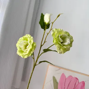 Detalle de primer plano de una flor de Lisianthus artificial de 3 cabezas verde y blanco