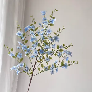 Détail d'une branche de fleurs artificielles bleues denses de style champêtre