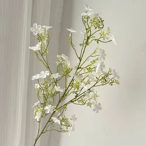 Detailansicht künstlicher weißer Milan-Blumen an langen Zweigen für die Wohndekoration