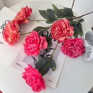 Detalle de flores de peonía artificiales de 3 cabezas con bordes quemados para bodas