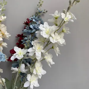 Elegantes flores de delphinium artificiales blancas y azules con textura flocada para bodas