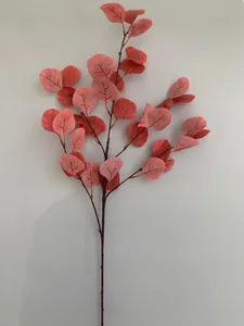 Detailweergave van rode kunstmatige eucalyptusbladeren met realistische texturen.