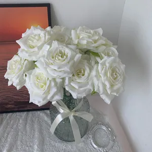 Eleganter Strauß weißer künstlicher Rosen in Glasvase für Hochzeitsdekorationen