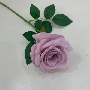 Detailansicht einer lila künstlichen Rose mit realistischen Blättern und Stiel