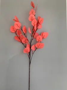 Detailopname van kunstmatige koraalroze eucalyptus appelblad tak voor decoratie