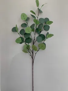 Realistische kunstmatige eucalyptus tak met gedetailleerde groene appelbladeren