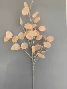 Detailweergave van kunstmatige perzik eucalyptus tak met realistische bladstructuren