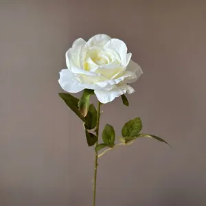 Elegante einzelne weiße künstliche Seidenrose für die Dekoration von Heim und Hochzeit