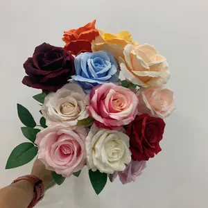 Handgehaltener mehrfarbiger künstlicher Rosenstrauß für Hochzeiten und Dekoration