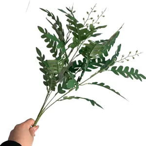 Realistische groene kunstmatige bladertak voor een bosbruiloft en hoteldecoratie.