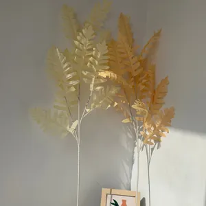 Kunstmatige cipresvarenbladeren in crème en oranje voor bruiloft en huisdecoratie